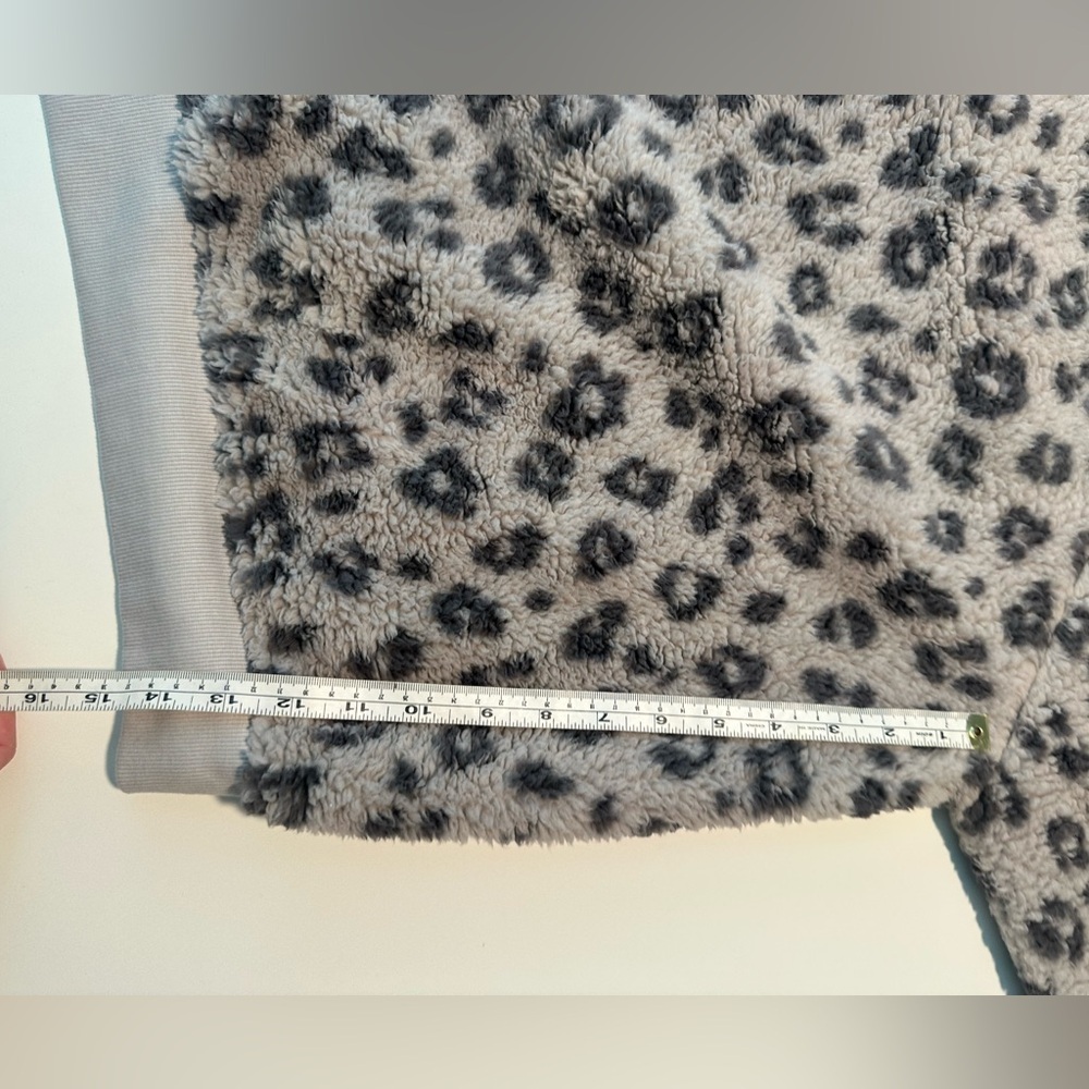 old navy furry leopard print sweatshirt - Picture 4 of 6